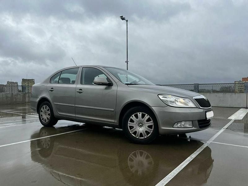 Brązowobeżowy Używany 2009 Skoda Octavia Hatchback | 10 000 zł (Uczciwa cena) - Obraz 1/4