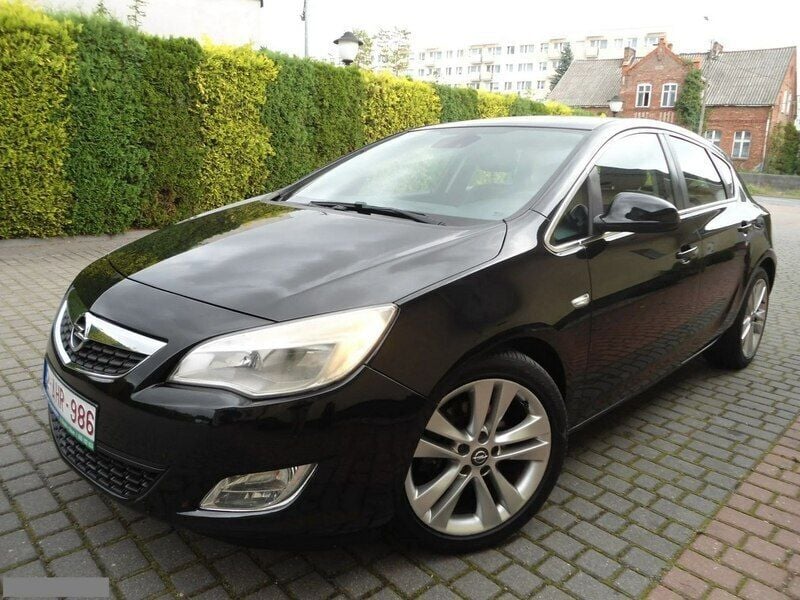 Używany Opel Astra 125 KM (91 kW) 2010 Czarny Sedan/Limuzyna