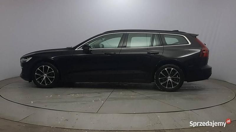 Używany Volvo V60 Momentum 197 KM (144 kW) 2021 Czarny Kombi