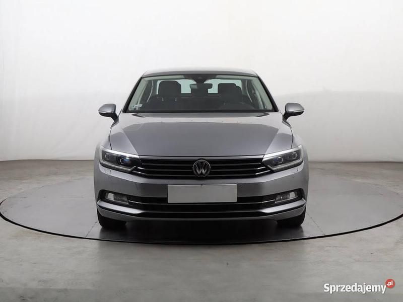 Używany VW Passat 180 KM (132 kW) 2017 Srebrny Sedan/Limuzyna