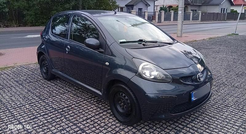 Szary Używany 2008 Toyota Aygo Hatchback | 9900 zł (Uczciwa cena) - Obraz 1/4