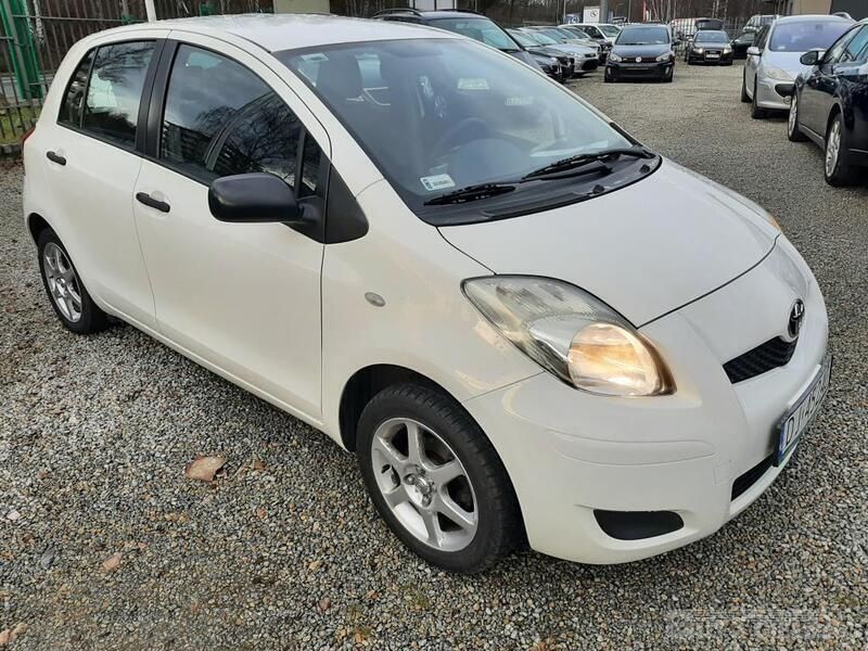 Biały Używany 2009 Toyota Yaris Hatchback | 19 900 zł (Drogi) - Obraz 1/4