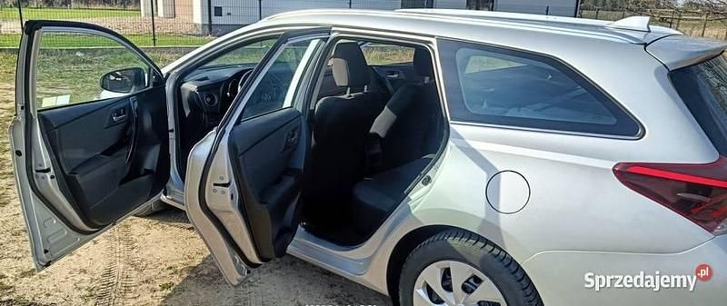 Używany Toyota Auris 132 KM (97 kW) 2017 Srebrny Kombi