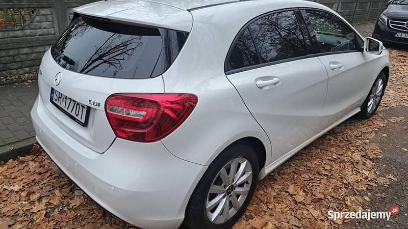Biały Używany 2014 Mercedes 180 Sedan/Limuzyna | 40 000 zł - Obraz 1/4