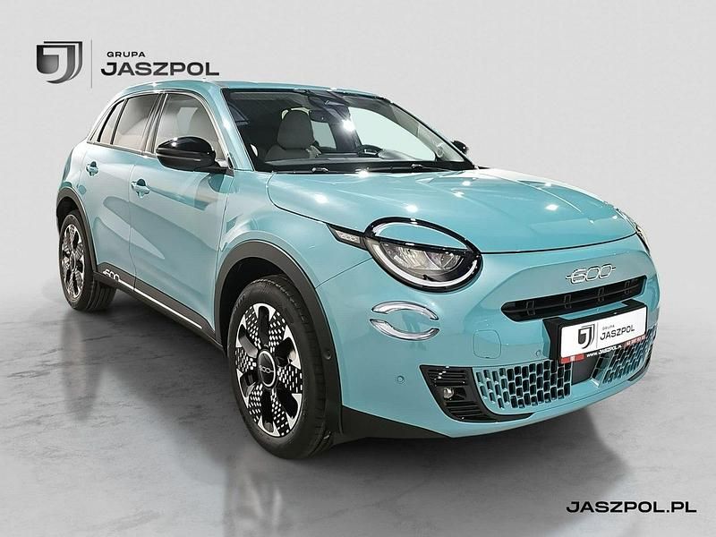 Nowe Fiat 600 145 KM (106 kW) 2025 Niebieski jasny (metalik) Hatchback