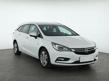 Biały Używany 2018 Opel Astra Kombi | 47 999 zł (Uczciwa cena) - Obraz 1/4