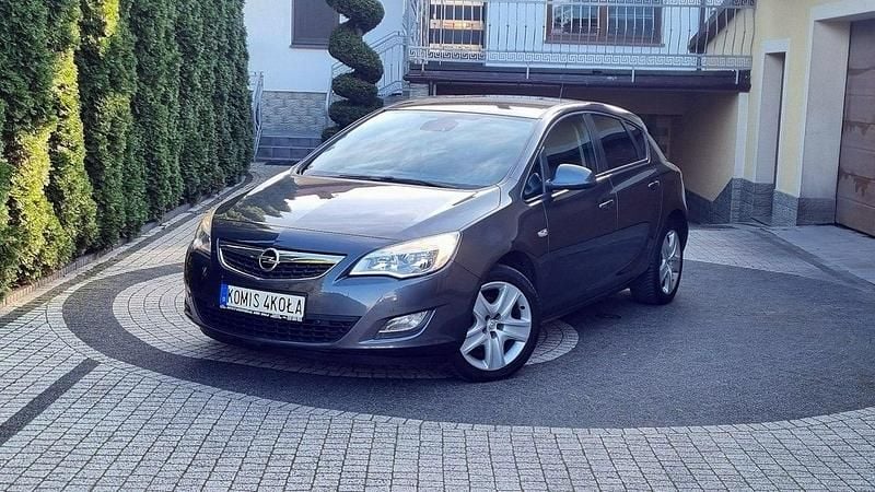 Szary (metalik) Używany 2011 Opel Astra Hatchback | 20 900 zł (Dobra cena) - Obraz 1/4