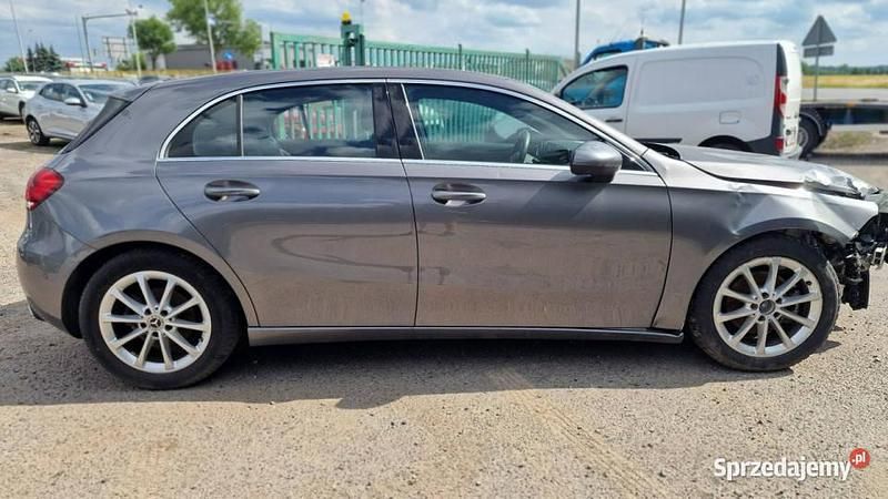 Używany Mercedes A180 136 KM (100 kW) 2018 Szary Hatchback