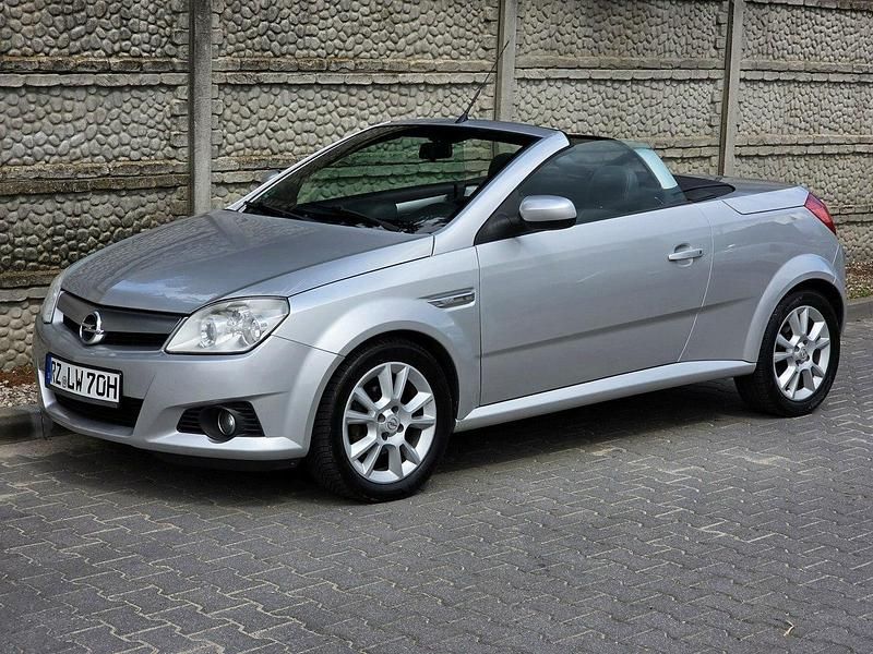 Srebrny (metalik) Używany 2006 Opel Tigra Kabriolet | 9900 zł - Obraz 1/4