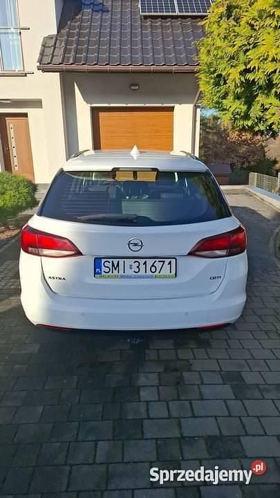 Biały Używany 2017 Opel Astra Njoy Kombi | 35 000 zł (Uczciwa cena) - Obraz 1/4