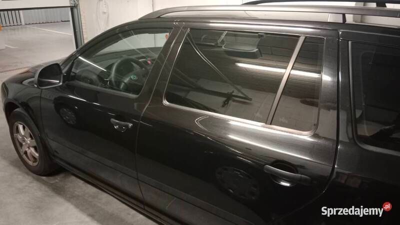 Czarny Używany 2012 Skoda Octavia Kombi | 36 000 zł (Drogi) - Obraz 1/4