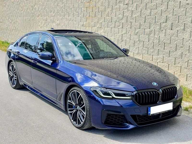 Niebieski ciemny (metalik) Używany 2021 BMW M550 M Performance Sedan/Limuzyna | 236 500 zł - Obraz 1/4