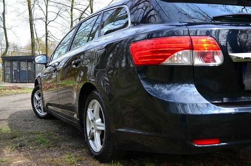 Używany Toyota Avensis 2011 Inny kolor Kombi