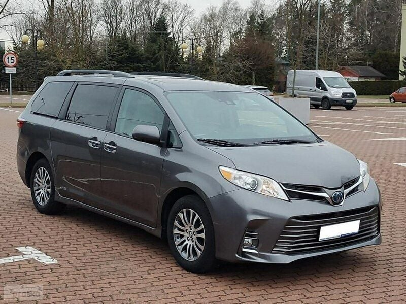 Szary Używany 2020 Toyota Sienna XLE Minivan | 105 000 zł - Obraz 1/4