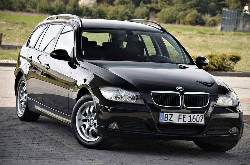Czarny (metalik, perła) Używany 2006 BMW 318 Kombi | 14 900 zł (Uczciwa cena) - Obraz 1/4