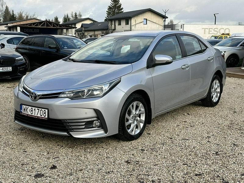 Używany Toyota Corolla 132 KM (97 kW) 2018 Srebrny (metalik) Sedan/Limuzyna