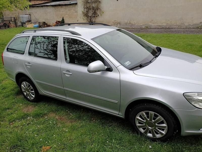 Srebrny Używany 2010 Skoda Octavia Kombi | 13 000 zł (Uczciwa cena) - Obraz 1/4