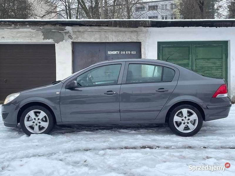 Szary Używany 2009 Opel Astra Sedan/Limuzyna | 9900 zł (Uczciwa cena) - Obraz 1/4