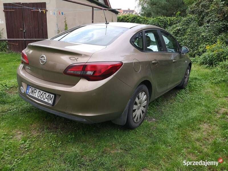 Używany Opel Astra 116 KM (85 kW) 2013 Brązowy Sedan/Limuzyna