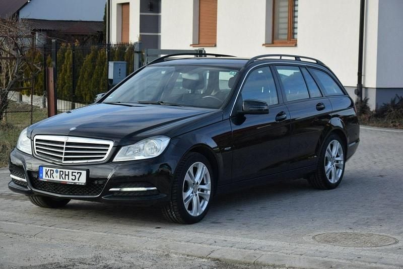 Używany Mercedes C180 155 KM (114 kW) 2012 Czarny Kombi