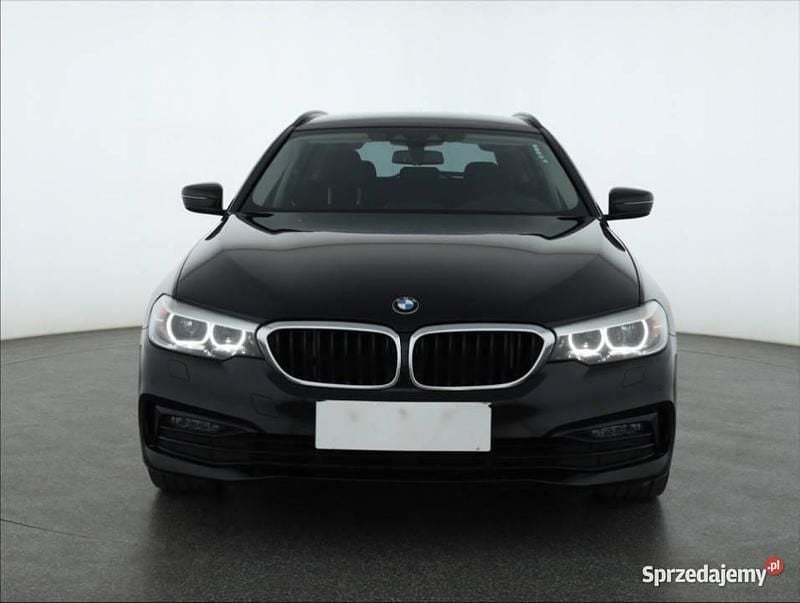 Czarny Używany 2018 BMW 518 Kombi | 82 999 zł (Uczciwa cena) - Obraz 1/4