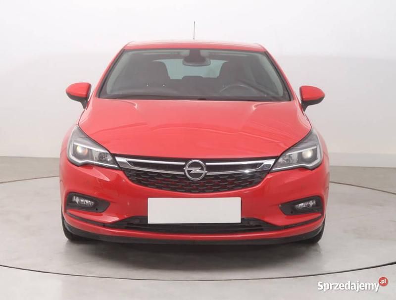 Używany Opel Astra 2017 Czerwony Hatchback