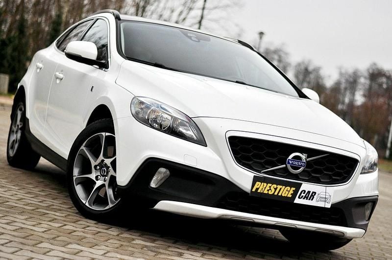 Biały Używany 2015 Volvo V40 Ocean Race Hatchback | 37 900 zł (Dobra cena) - Obraz 1/4