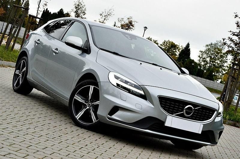 Szary (metalik) Używany 2016 Volvo V40 Kombi | 44 900 zł (Uczciwa cena) - Obraz 1/4