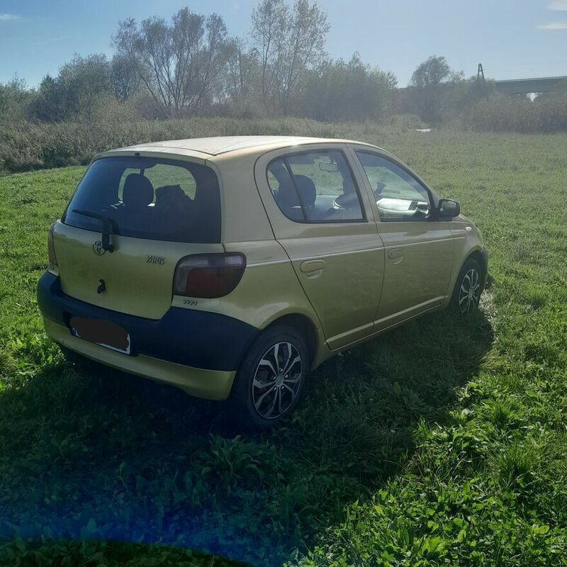 Używany Toyota Yaris 68 KM (50 kW) 2001 Żółtozłoty Coupe