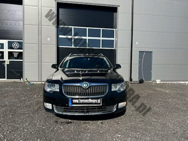 Czarny Używany 2011 Skoda Superb Kombi | 32 300 zł (Uczciwa cena) - Obraz 1/4