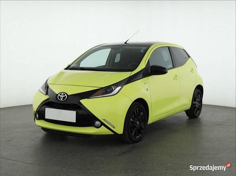 Używany Toyota Aygo 69 KM (50 kW) 2016 Żółty Hatchback