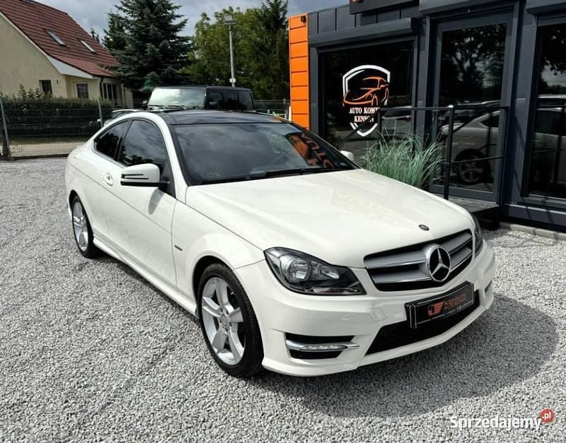Biały Używany 2012 Mercedes C250 AMG Coupe | 59 900 zł - Obraz 1/4
