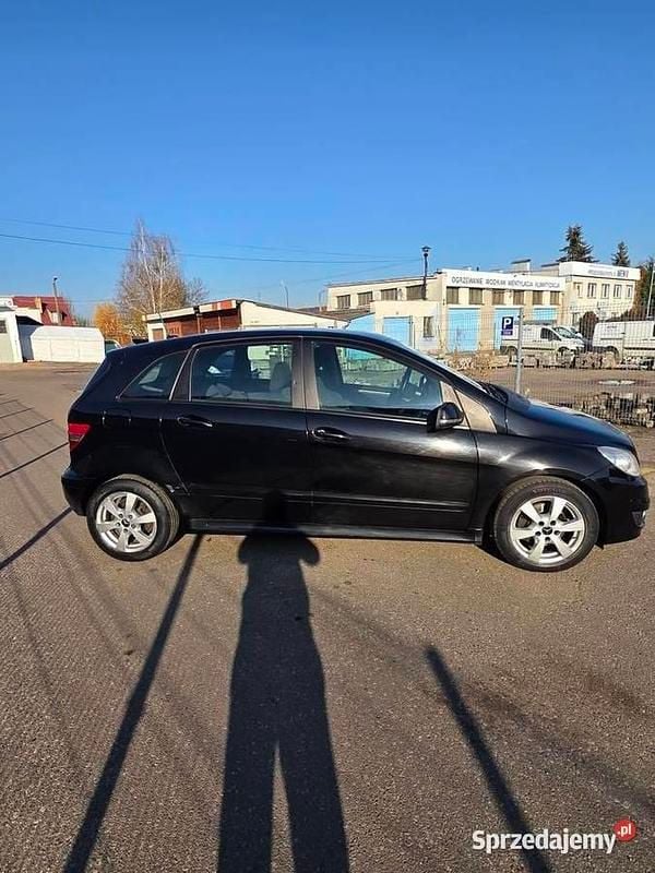 Czarny Używany 2009 Mercedes 180 Sedan/Limuzyna | 10 900 zł - Obraz 1/4