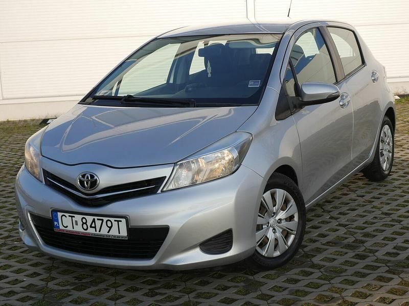 Używany Toyota Yaris 2013 Srebrny Hatchback