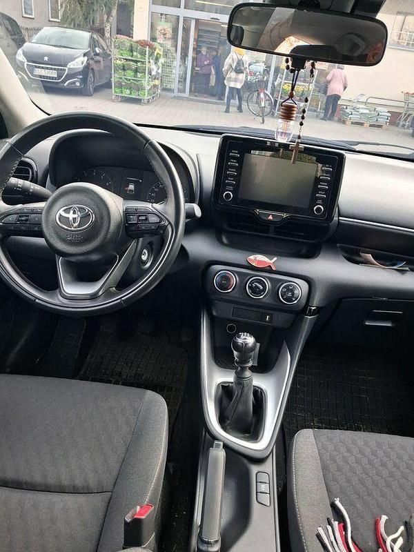 Używany Toyota Yaris 2022 Srebrny Hatchback