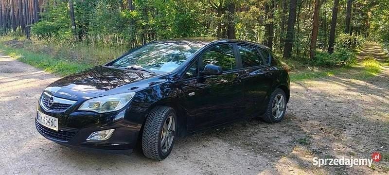 Czarny Używany 2011 Opel Astra Hatchback | 24 500 zł (Uczciwa cena) - Obraz 1/4