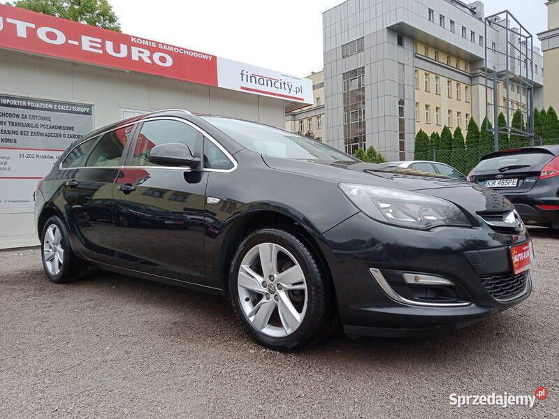 Używany Opel Astra 2013 Czarny Sedan/Limuzyna