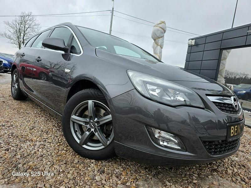 Używany Opel Astra 180 KM (132 kW) 2012 Szary (metalik, perła) Kombi