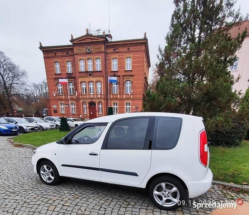 Biały Używany 2011 Skoda Roomster Minivan | 13 000 zł (Dobra cena) - Obraz 1/4