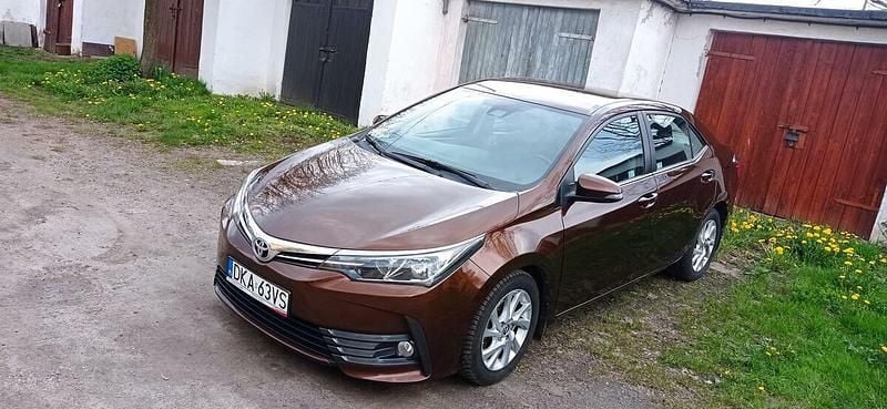 Używany Toyota Corolla 132 KM (97 kW) 2017 Brązowobeżowy Sedan/Limuzyna