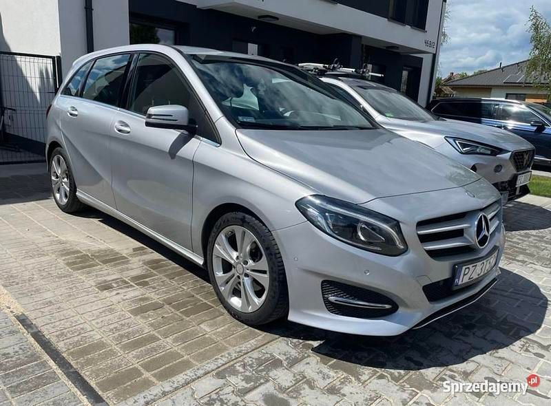 Używany Mercedes A180 Edition 2016 Srebrny Minivan
