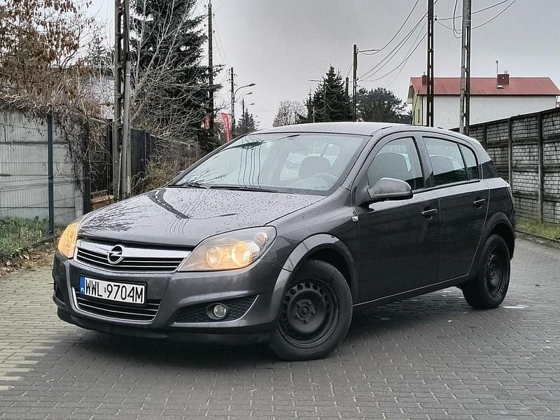 Używany Opel Astra 110 KM (80 kW) 2010 Szary (metalik) Hatchback