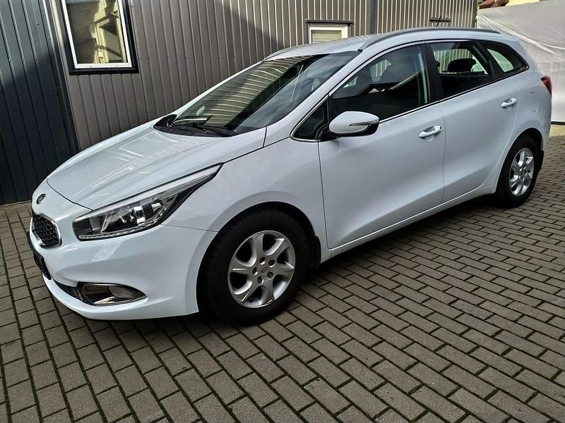 Używany Kia Ceed 135 KM (99 kW) 2013 Biały Hatchback