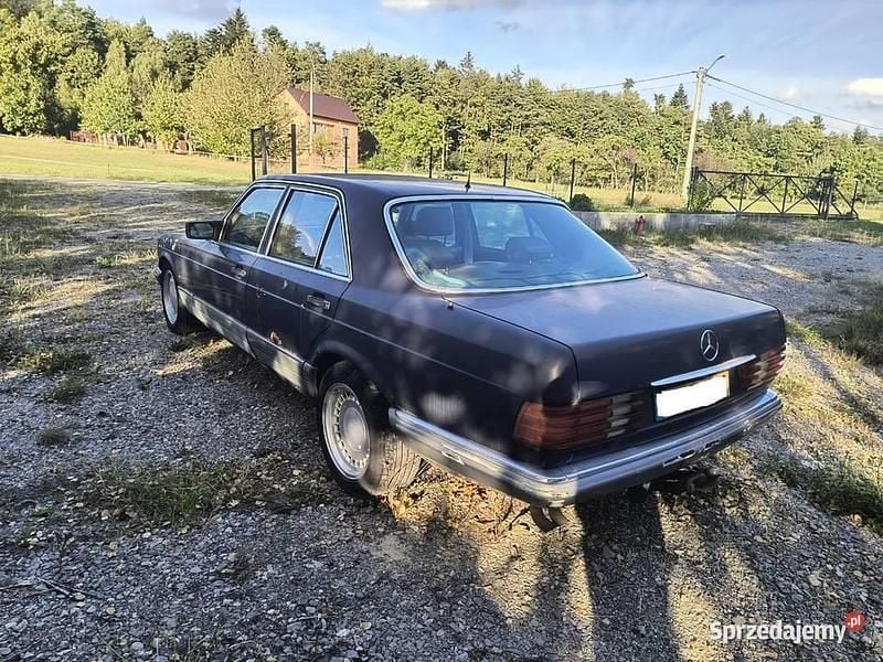 Używany Mercedes E280 1984 Niebieski Sedan/Limuzyna