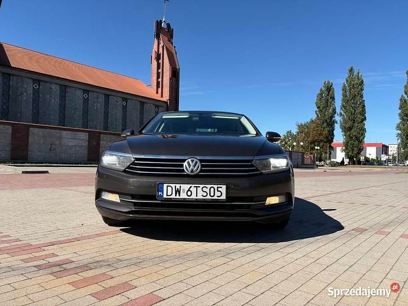 Brązowy Używany 2017 VW Passat Sedan/Limuzyna | 38 600 zł (Uczciwa cena) - Obraz 1/4