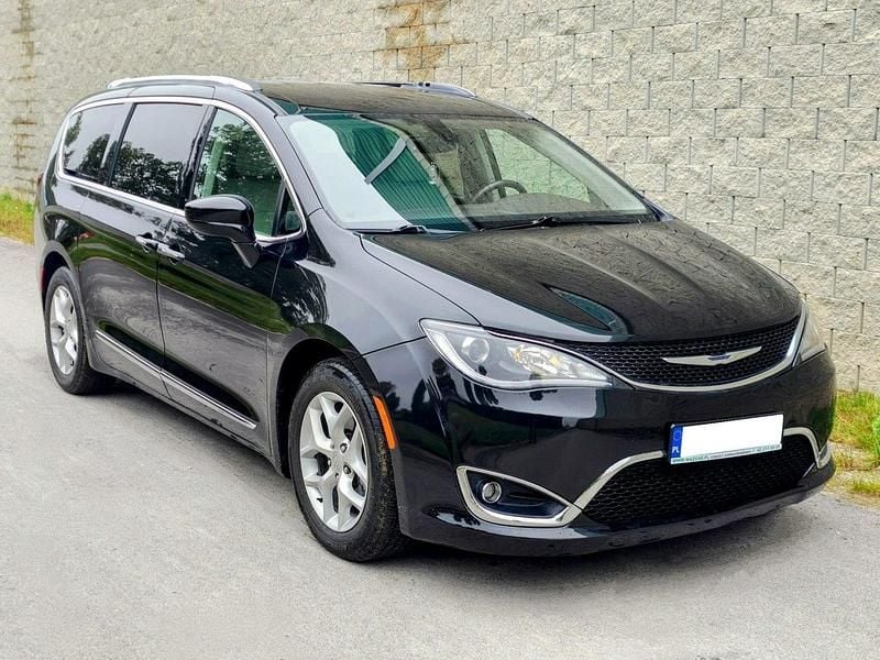 Czarny (metalik) Używany 2018 Chrysler Pacifica SUV | 89 700 zł (Super Cena) - Obraz 1/4