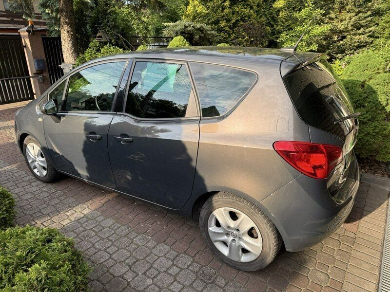 Szary (metalik) Używany 2016 Opel Meriva Minivan | 39 000 zł (Uczciwa cena) - Obraz 1/4