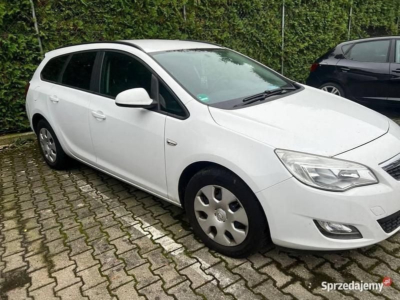 Biały Używany 2012 Opel Astra Kombi | 16 250 zł (Dobra cena) - Obraz 1/4