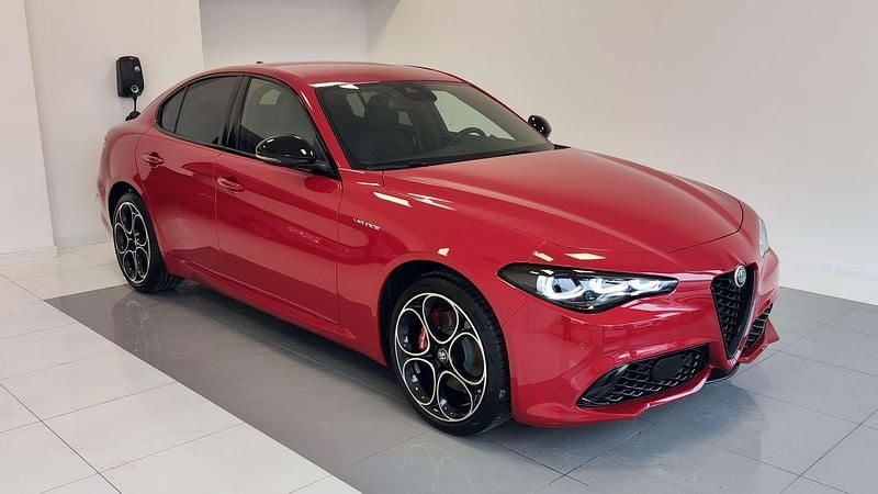 Nowe Alfa Romeo Giulia Veloce 280 KM (205 kW) 2025 Lakier pastelowy czerwony  alfa red Sedan/Limuzyna