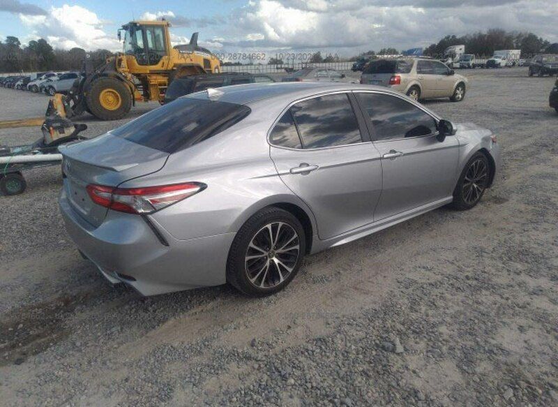 Używany Toyota Camry 203 KM (149 kW) 2019 Srebrny Sedan/Limuzyna